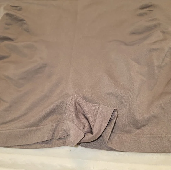 Seamless Tan Shapewear Shorts By Underwhere Size 3X NWOT - Picture 4 of 6